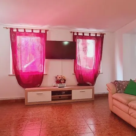 Arual بيت للعطل
